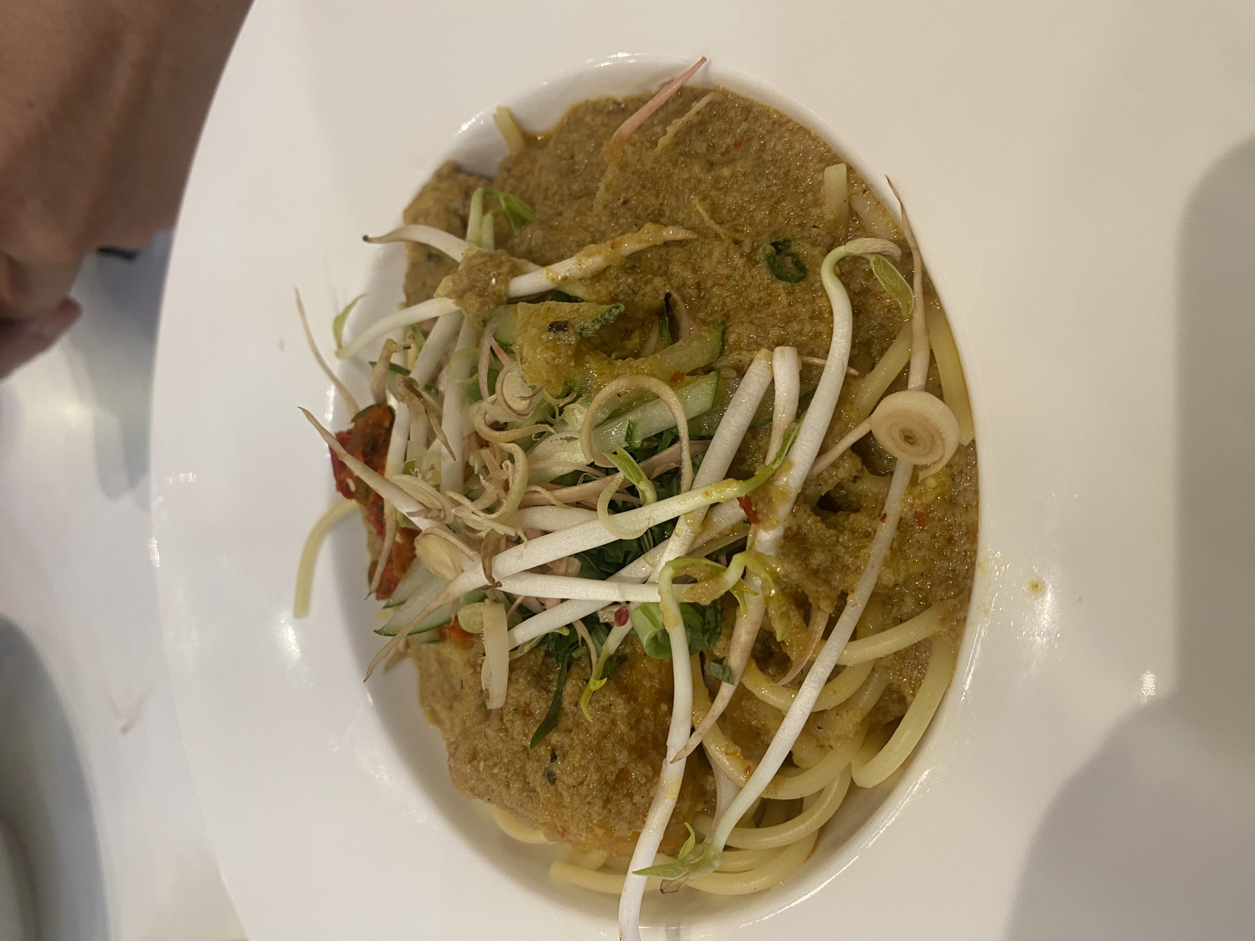 LAKSA JOHOR - Laksa Johor ialah hidangan warisan Johor berasaskan spageti yang dihidangkan bersama kuah ikan bersantan, berempah dan bertekstur pekat serta dilengkapi ulam, sambal belacan dan limau kasturi.