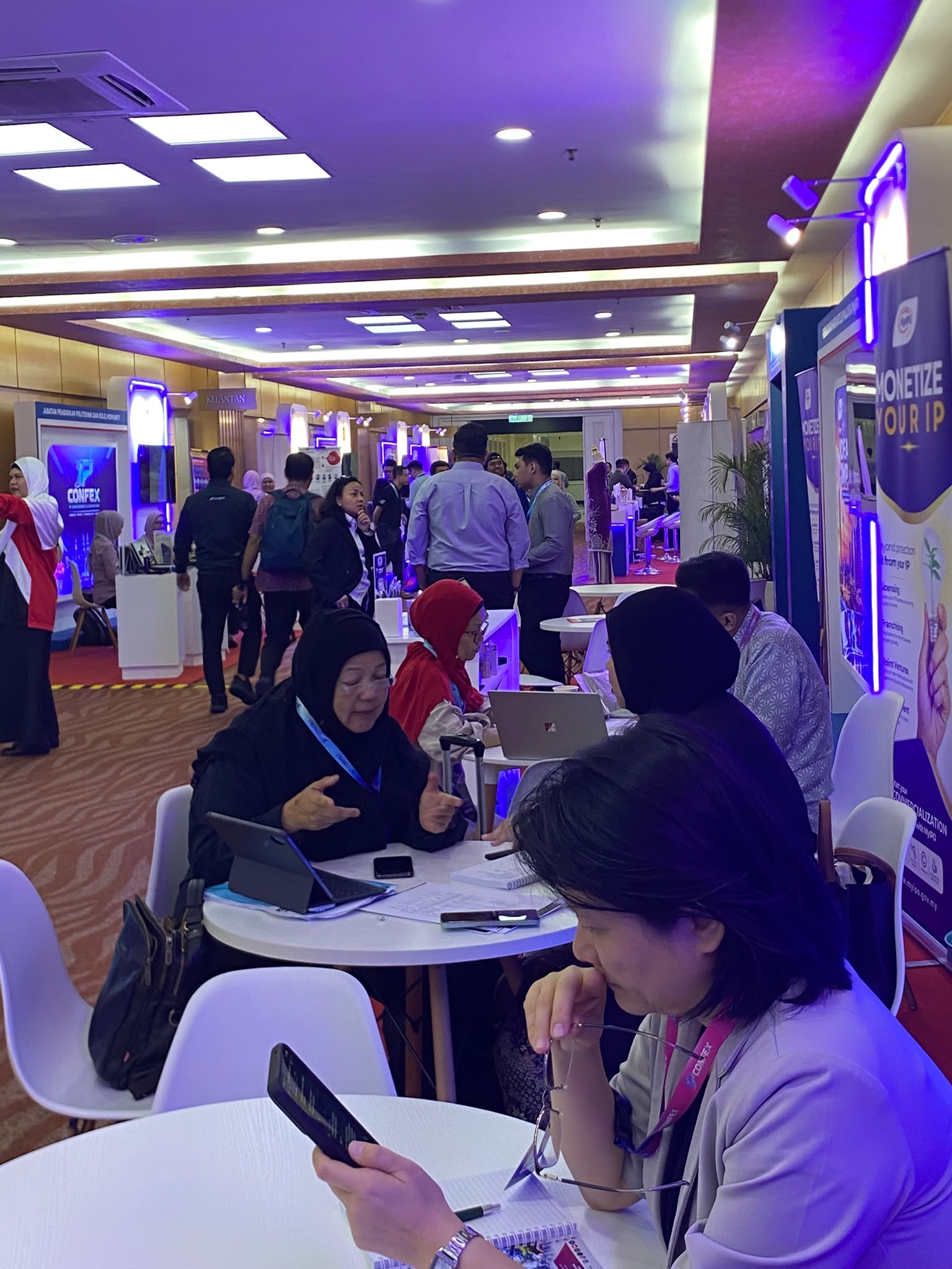 Suasana dewan MyIPO - booth konsultasi perniagaan IP