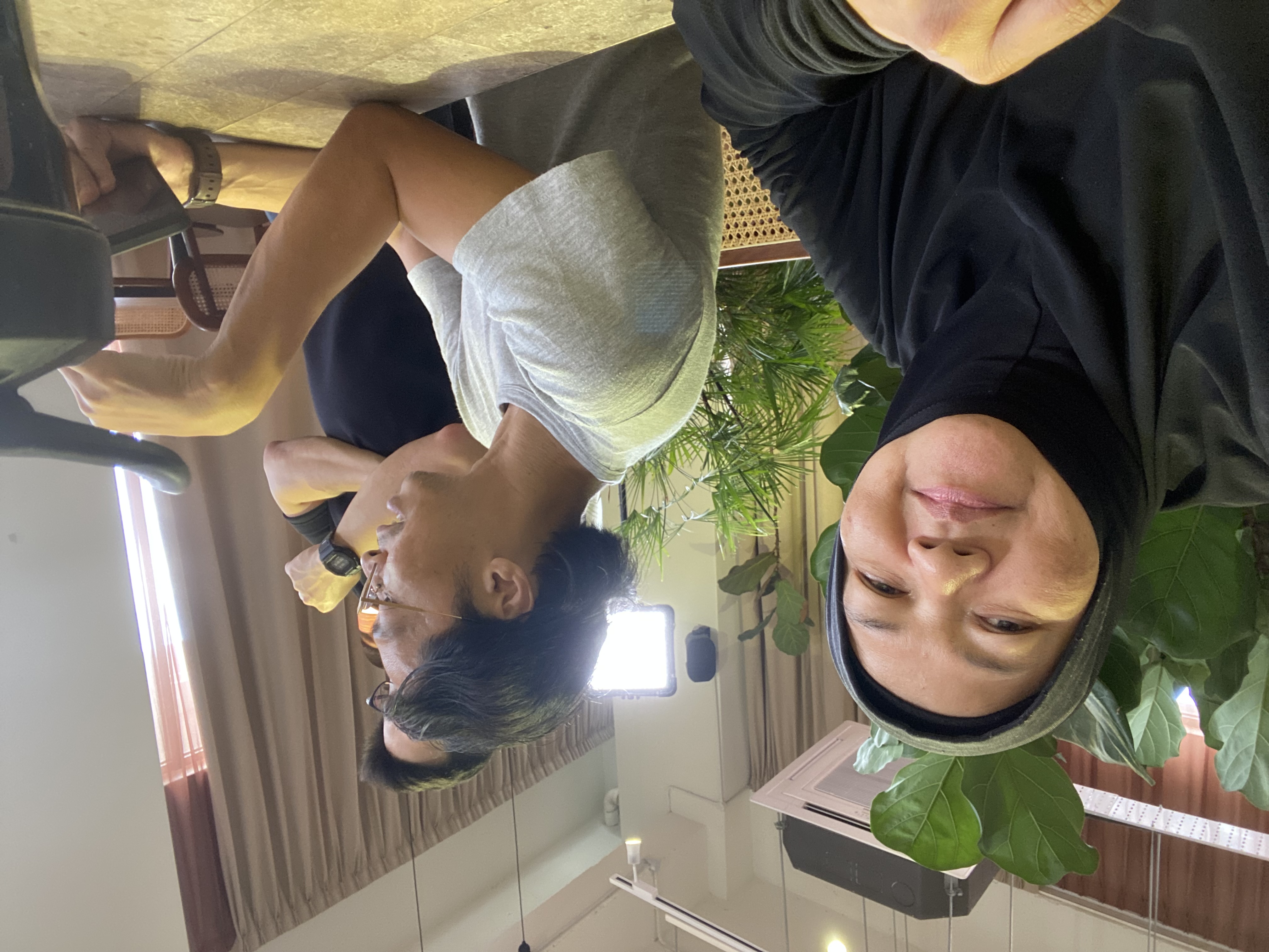 Bersama producer Sesi temu ramah di Restoran Ketam Viral — penerangan isi temu bual.