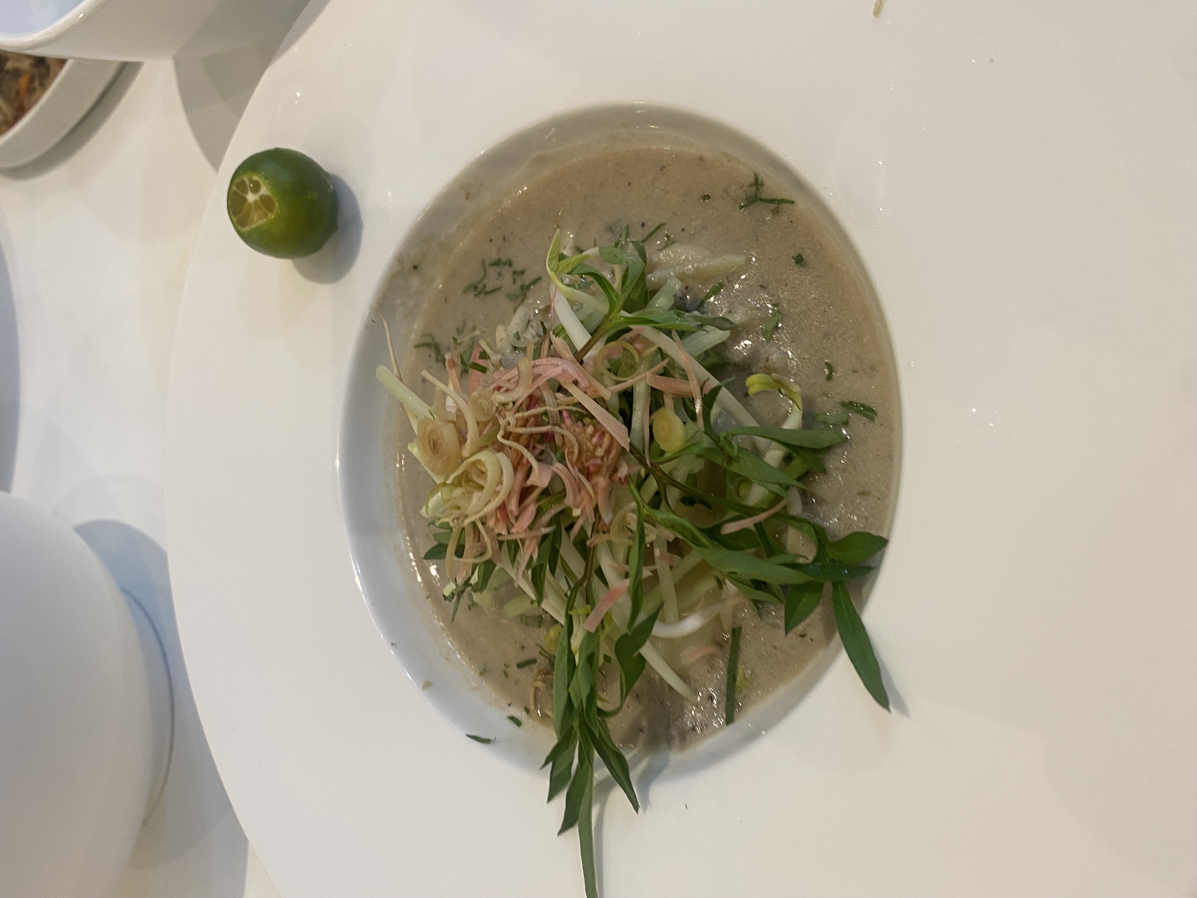 LAKSAM ialah hidangan mi tradisional warisan Kelantan dan Terengganu yang diperbuat daripada tepung beras, dikukus, digulung dan dipotong. Dihidangkan bersama kuah ikan bersantan yang pekat dan berlemak, serta dilengkapkan dengan ulam-ulaman segar dan sambal cili. Keistimewaannya terletak pada tekstur mi yang lembut dan kuah yang kaya dengan rasa ikan.
