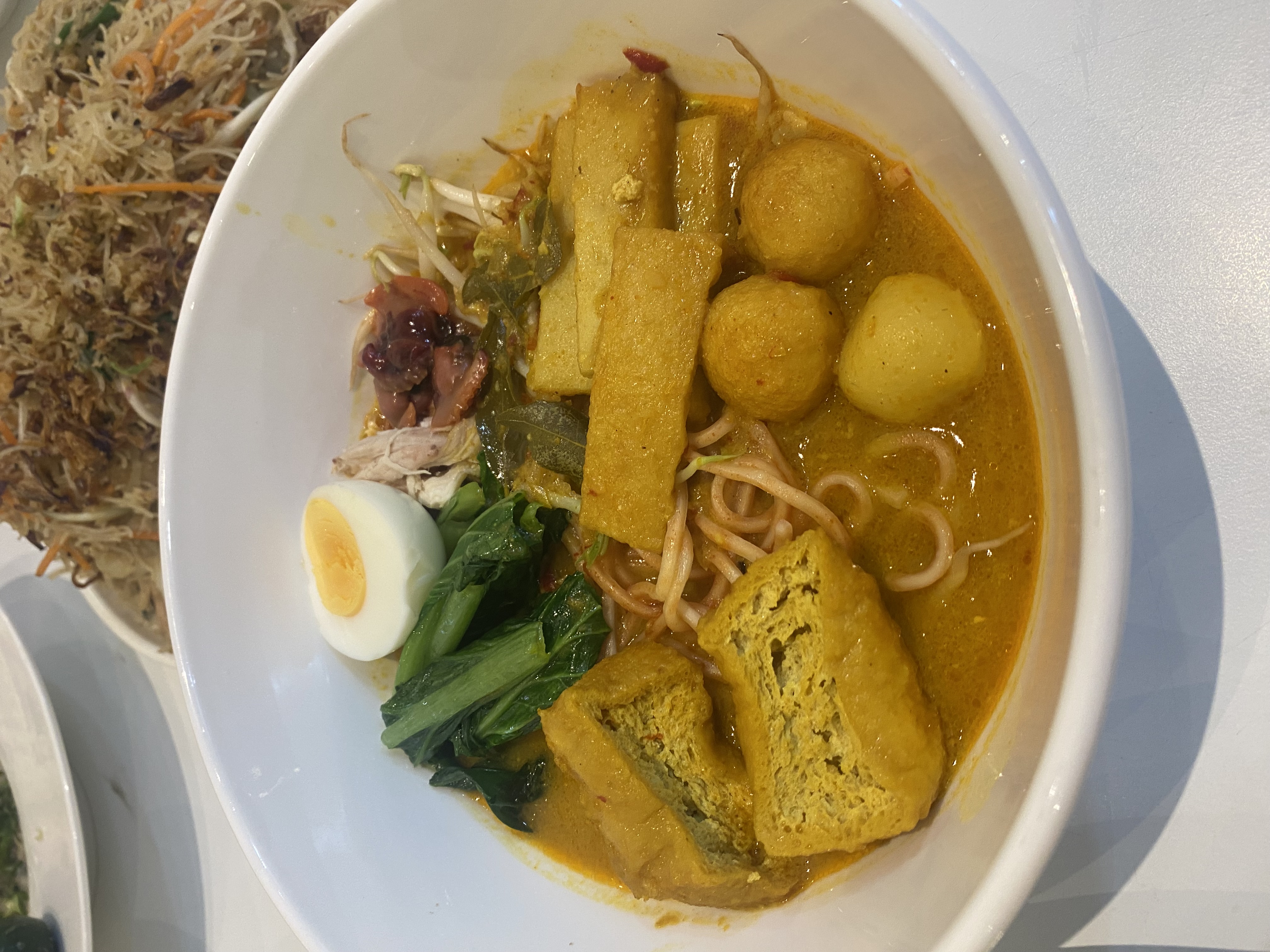 MEE KARI ialah hidangan mi popular di Malaysia yang menggunakan mi dan disajikan bersama kuah kari bersantan yang pekat, berlemak serta kaya dengan aroma rempah. Hidangan ini biasanya dilengkapi ayam, udang, tauhu, taugeh, telur rebus, tahu dan sambal cili. Keistimewaannya terletak pada gabungan rasa kari yang pedas, enak dan beraroma.